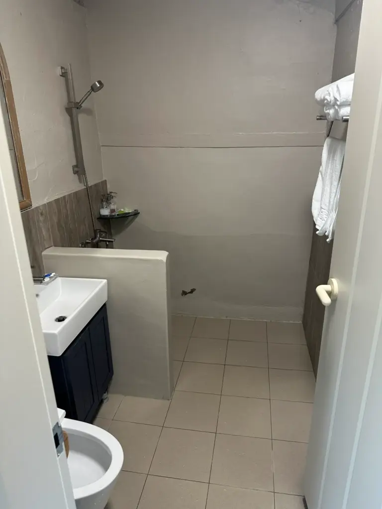 Neugeuthanga Hanok Hostel bathroom