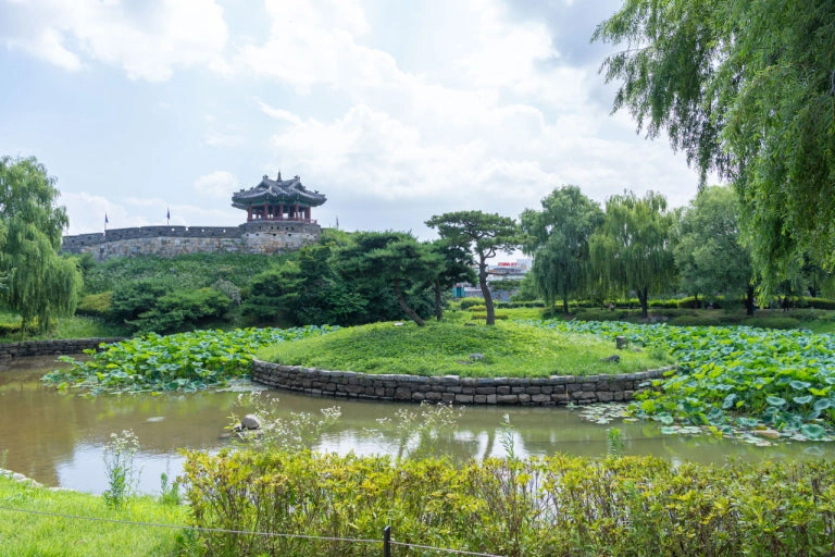 Banghwa‑Suryujeong Pavilion (picturesque lakeside viewpoint)